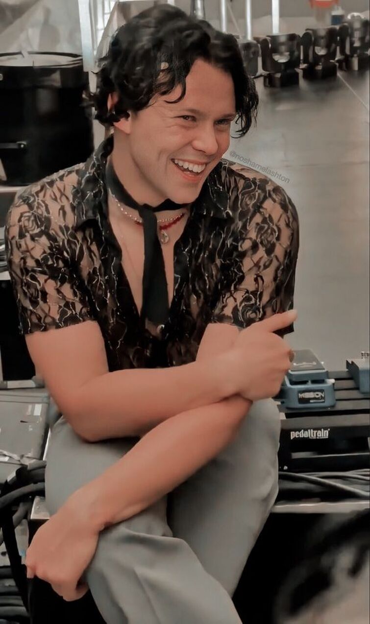 ashton irwin 2022 smiling