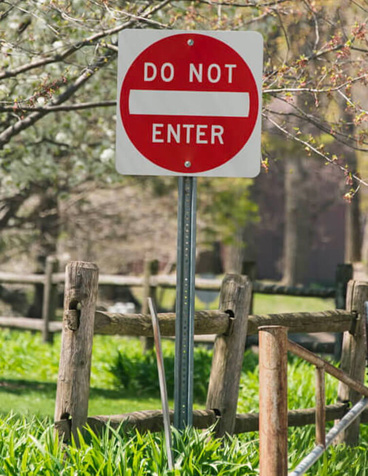 Entering meaning. Do not entry Road sign. Entering sign City.