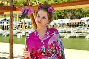 Chantal welche sich in einem japanischen Kimono zurecht macht
