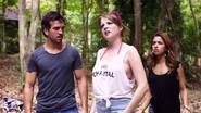 Chantal welche einen Affen sieht und diesen für einen Wolf hällt