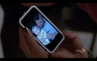 Shelby-Corcoran-Idina-Menzel-Has-An-iPhone-4-on-Glee-Season-3-Episode-2-I-Am-Unicorn-1280-x-800px