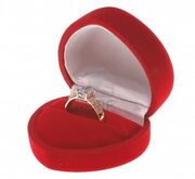 4147874-rote-herzen-schmuck-box-mit-einem-goldenen-ring