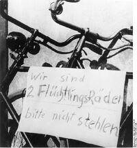 Bundesarchiv Bild 146-1977-124-28, Fahrräder von Flüchtlingen