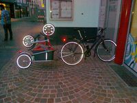 Transport eines Kinderrads auf einem Einrad-Anhänger