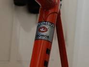 Nahaufnahme des Columbus-Decals (Rahmen aus dem linken Bild)