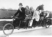 Bundesarchiv Bild 183-R13688, Tandem-Fahrrad