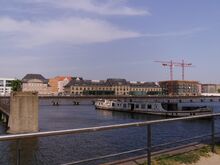 ...mit einem schönen Ausblick auf die Spree und die gegenüberliegende Seite.