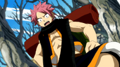 Natsu's Schal ist schwarz.