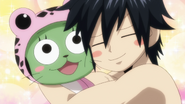 Gray cuddling Frosch