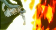 Laxus ataca a  con su magia de Dragon Slayer