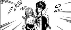 Lucy le da una bofetada a Gray