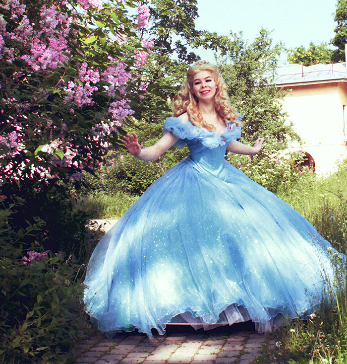 Настоящий золушка. Платья Диснеевских принцесс в реальности. Золушка 2015 платье. Платья принцесс Диснея в реальности. Платье Золушки в реальности.