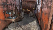 FO76 Flooded Trainyard (potential weapon mod 3).jpg (1015 КБ) Случайная модификация в красном вагоне поезда с верстаком для оружия на импровизированном столе с банками краски.