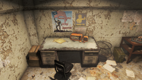 Uma das mesas no bunker com um radioamador