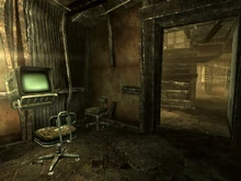 Das Terminal, im Hintergrund die Treppe zu den Schlafzimmern