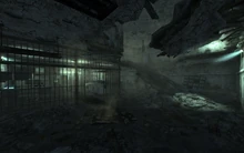 Die zerstörte Waffenkammer mit vielen Waffen und Munition