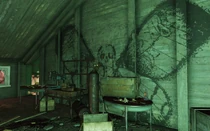 Граффити сторонников культа с изображением божества на втором этаже церкви