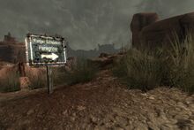 Placa da entrada em um dia chuvoso