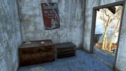 FO4 Bus and Apartment Wreckage (6).jpg (2,06 МБ) Бейсболка в той же спальне у входа