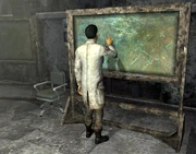 Студент-медик пише щось на дошці