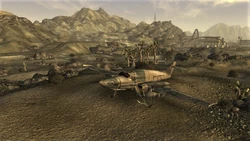 Серчлайт new vegas. Лагерь серчлайт жетоны. Лагерь серчлайт. Лагерь серчлайт fallout new vegas. Серчлайт new vegas.