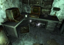 Die Augenbot-Upgrade Schaltkreisplatine in einem zerstörten Büro