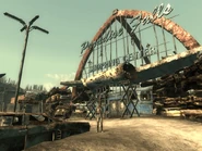 Сэмми на входе в комплекс