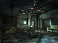 FO3 Paulie Cantelli is sleeping.png (616 КБ) Сон на кровати, где рассыпаны наркотики