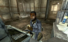 FO3 Harden Simms in the Lucas's room.jpg (631 КБ) За рабочим столом отца