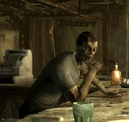 Gob sirviendo a sus clientes