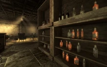 FO3 Whiskey in the Federalist Lounge.jpg (476 КБ) Запасы виски в Федералистской гостиной