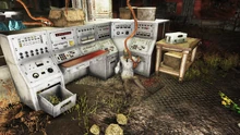 FO76 V94 strangler vines (10).jpg (2,3 МБ) Скелет ученого в Убежище 94, который отпил себе руку захваченную лозой.