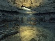 Embassy bunk room.jpg (504 kB) Habitación con literas