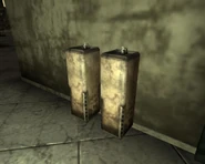 Фонтанчики на втором этаже терминала лагеря Маккарран