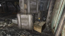 FO76 Bootlegger's shack (potential Vault-Tec bobblehead 02).jpg (1,69 МБ) Второе место появления случайного пупса