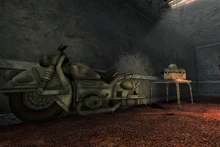 Мотоцикл в комнате Брюса Айзека