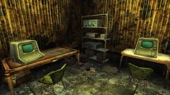 Терминалы в мастерской тюрьмы (на столе видна машинка Надоеды)