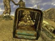 Motorcycles Mojave Outpost.jpg (439 КБ) Шість мотоциклів в причепі вантажівки на аванпосте Мохаве