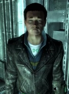 Freddie con su traje de las Serpientes de túnel en Problemas en casa.