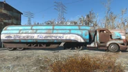 FO4 Wicked Shipping Fleet Lockup outside 3.png (2,31 MB) Jedna z ciężarówek stojących na placu