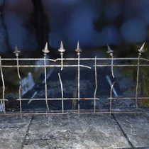 FO76 Mischief Nigh Crooked Metal Railing 02.jpg (538 КБ) Crooked Metal Fence