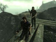 PL John and Richard2.jpg (415 KB) Richard macht sein Gewehr fertig