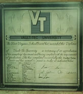 Vault 76 Overseer's diploma.png (316 kio) Diplôme dans sa maison d'enfance.