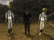 Сравнение роста обычного чужого (справа) и капитана чужих (слева)