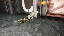 FO76GD Gleaming Depths (13).jpg (1,81 МБ) Скелет с лазерным карабином
