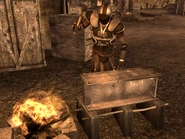 Кузнец, занятый ковкой