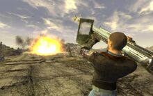 Esther disparando unos Pequeñines