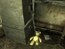 Grognak der Barbar neben dem Teddy mit dem chinesischen Offiziersschwert