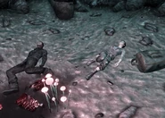 Cadáveres de los habitantes del Yermo. Vida de un joven en la mano derecha de la mujer