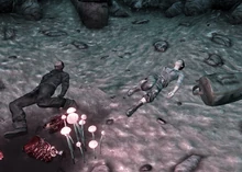 Corpos humanos, mulher a direita segurando uma edição da Lad's Life